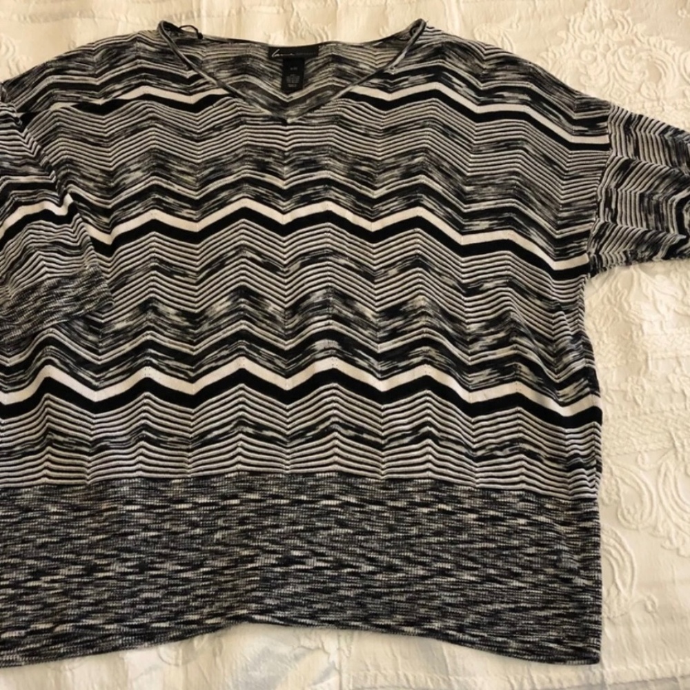 LANE BRYANT KNIT RAYON BLOUSE TOP BLACK WHITE SLIMMING V-NECK PLUS 18/20